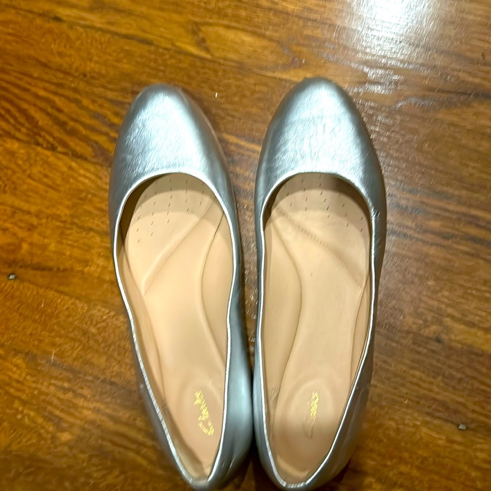 Upper and shoe lining are like perfect with some slight scuff marks